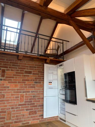 Mezonetovy apartmán 1 u rybníka (Mezonetovy apartman 1 u rybnika) in สลาโวนิน