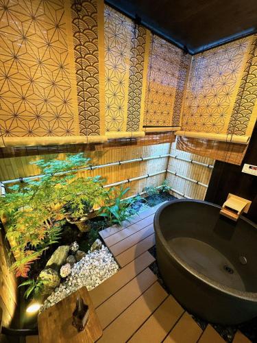 带露天浴缸全新双层别墅 3室2卫 四线电车 直达关西机场 15分钟至USj 心斋桥 难波 大阪城公园