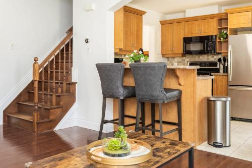 Cozy Modern 4BR Home with Sunny Patio in Kanata