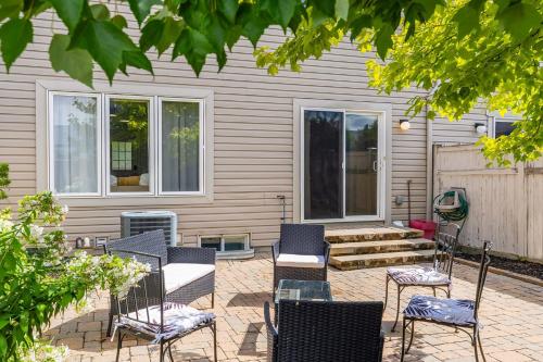 Cozy Modern 4BR Home with Sunny Patio in Kanata
