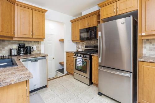 Cozy Modern 4BR Home with Sunny Patio in Kanata