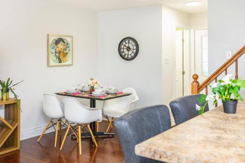 Cozy Modern 4BR Home with Sunny Patio in Kanata