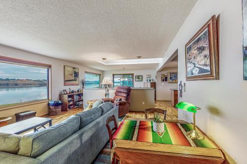 Waterfront Gem with Furnished Patio! Columbia Vista in 里奇蘭市中心