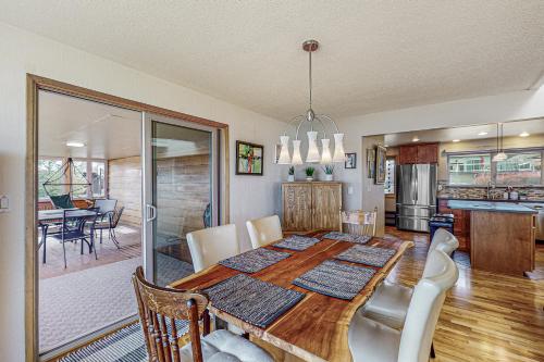 Waterfront Gem with Furnished Patio! Columbia Vista in 里奇蘭市中心