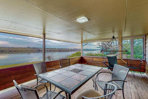Waterfront Gem with Furnished Patio! Columbia Vista in 里奇蘭市中心