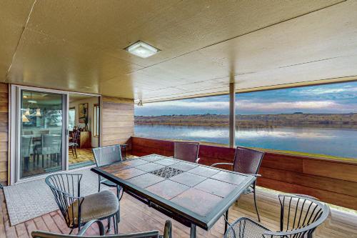 Waterfront Gem with Furnished Patio! Columbia Vista in 里奇蘭市中心