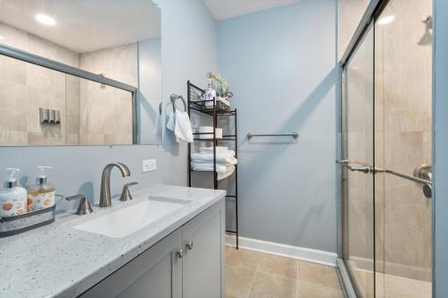 Chic & Spacious 3-Bedroom Condo-Just 10 Minutes from Downtown Chicago in Chicago, USA