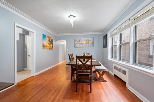 Chic & Spacious 3-Bedroom Condo-Just 10 Minutes from Downtown Chicago in Chicago, USA