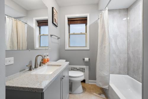 Chic & Spacious 3-Bedroom Condo-Just 10 Minutes from Downtown Chicago in Chicago, USA