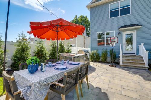 Sleek Long Branch Vacation Rental with Pool and Patio! in لونج برانش