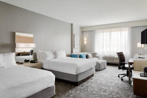 2 queen beds, 1 sofa bed