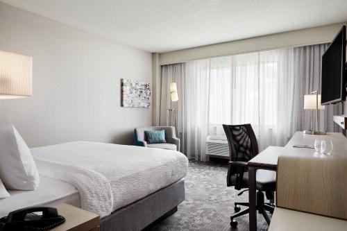 Courtyard Milwaukee Downtown - image 11