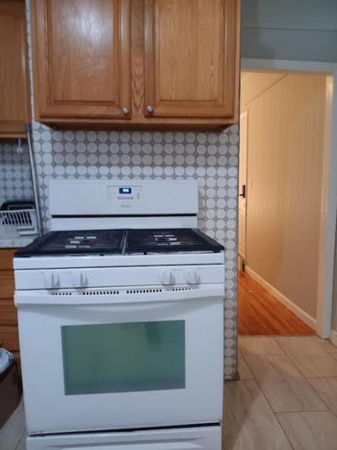 The Town-Suite at Wanskuck NEW 2-BR APT Parking in Providence, USA
