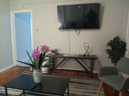 The Town-Suite at Wanskuck NEW 2-BR APT Parking in Providence, USA