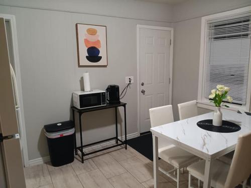 The Town-Suite at Wanskuck NEW 2-BR APT Parking in Providence, USA
