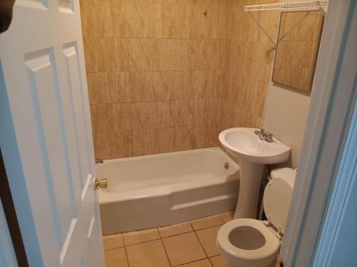 The Town-Suite at Wanskuck NEW 2-BR APT Parking in Providence, USA