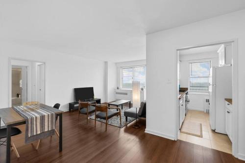 St Louis Gem Cozy 1BR with Balcony & Top Amenities in Richmond Heights, USA