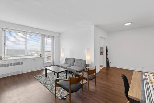 St Louis Gem Cozy 1BR with Balcony & Top Amenities in Richmond Heights, USA