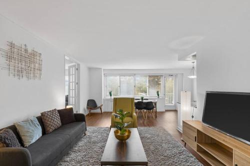 Discover St Louis Modern 3BR with Top Amenities in Richmond Heights, USA