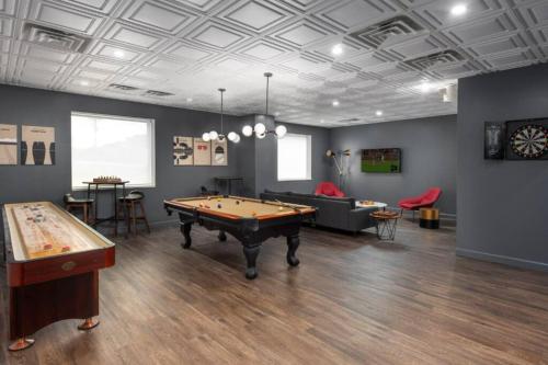 Discover St Louis Modern 3BR with Top Amenities in Richmond Heights, USA
