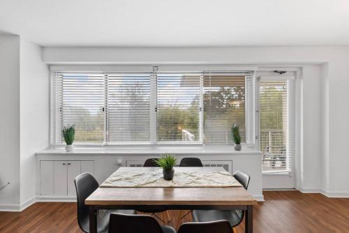 Discover St Louis Modern 3BR with Top Amenities in Richmond Heights, USA