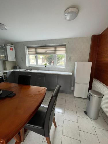 Lovely spacious 3 bedroom house with sofa bed, 30 minutes from Central London, Londýn (fotografie 7)