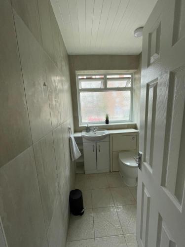 Lovely spacious 3 bedroom house with sofa bed, 30 minutes from Central London, Londýn (fotografie 3)