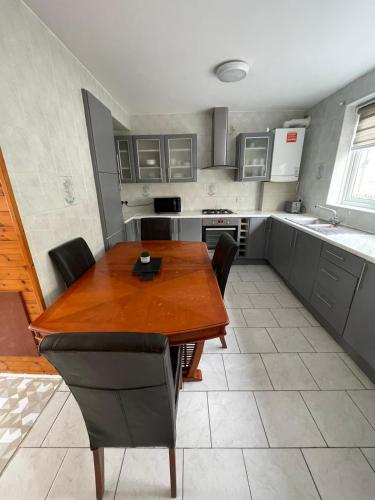 Lovely spacious 3 bedroom house with sofa bed, 30 minutes from Central London, Londýn (fotografie 2)