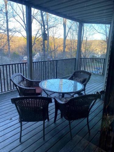 Beautiful Lakeside suite with private entrance in Loudon, USA