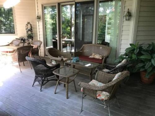 Beautiful Lakeside suite with private entrance