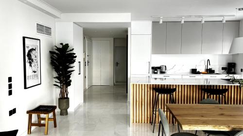 The White Marble - Spacious, 4BR, 2BA in Paleo Faliro – khách sạn tại Paleo Faliro