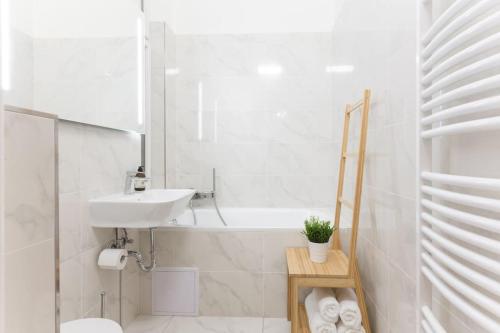 Prague Days - Three-bedroom Apartment with Balcony - image 5
