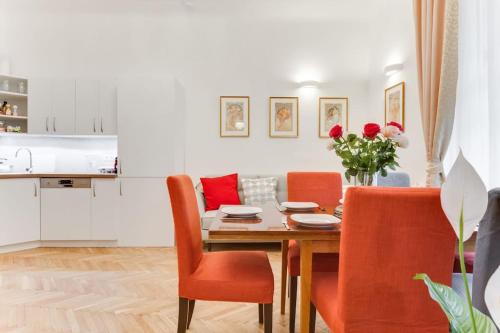 Prague Days - Three-bedroom Apartment with Balcony - image 4