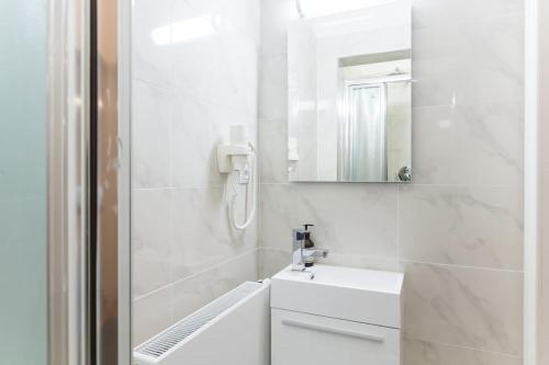 Prague Days - Three-bedroom Apartment with Balcony - image 10