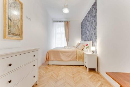 Prague Days - Three-bedroom Apartment with Balcony - image 2