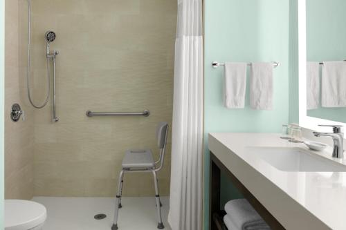 King Room with Pool Access image 5