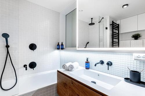 Studio Apartment with Balcony image 5