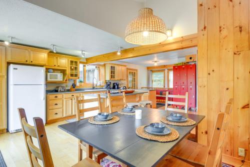 Storybook Stratton House: 3 Mi to Mount Snow! in Stratton (VT)