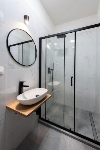 Spacious Luxury Old Town 2BR Retreat - image 5
