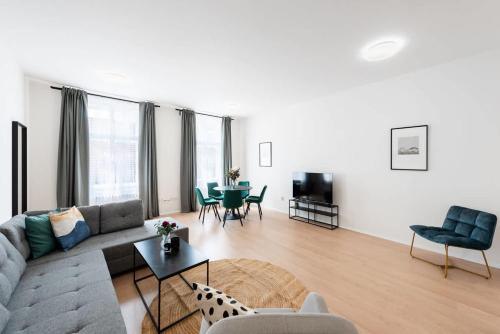Spacious Luxury Old Town 2BR Retreat - image 14