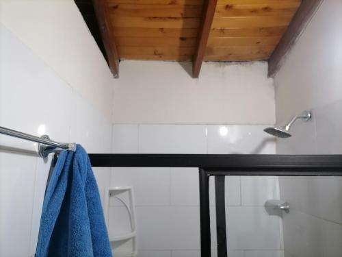 Cuarto con cuarto de baño y terraza - image 3