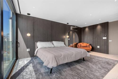 2 Story Villa in Upper Ditmars Astoria Queens in Steinway, USA