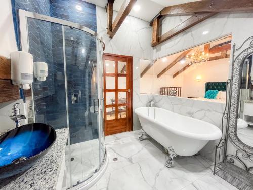 Zuhanyzó, Hotel & Rooftop King Experience by David in San Marcos