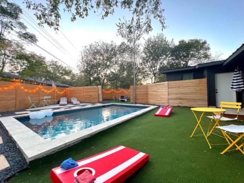 Pool - Hot Tub - 7BR 6th Street - 6 min Drive in Austin, USA