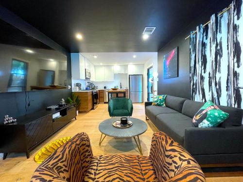 Pool - Hot Tub - 7BR 6th Street - 6 min Drive in Austin, USA