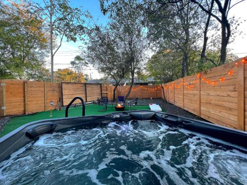 Pool - Hot Tub - 7BR 6th Street - 6 min Drive in Austin, USA