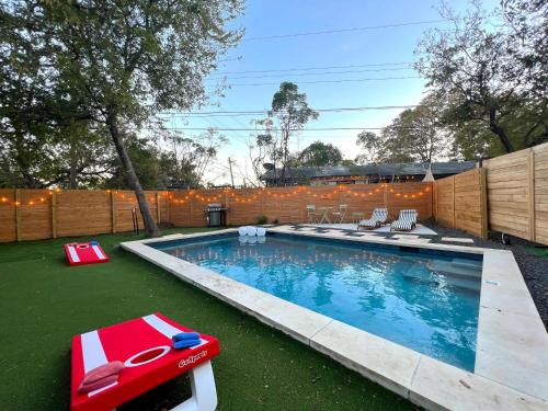 Pool - Hot Tub - 7BR 6th Street - 6 min Drive in Austin, USA