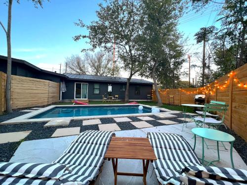 Pool - Hot Tub - 7BR 6th Street - 6 min Drive in Austin, USA