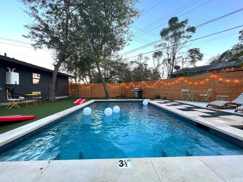 Pool - Hot Tub - 7BR 6th Street - 6 min Drive in Austin, USA