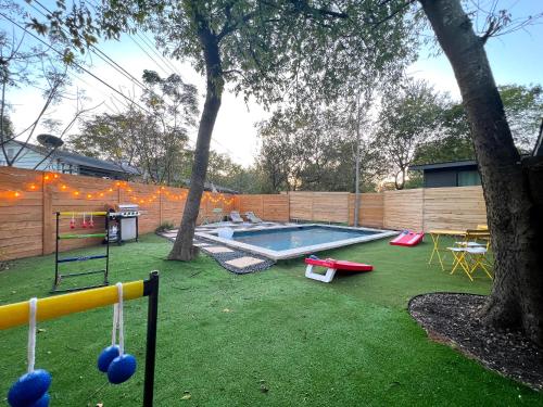 Pool - Hot Tub - 7BR 6th Street - 6 min Drive in Austin, USA